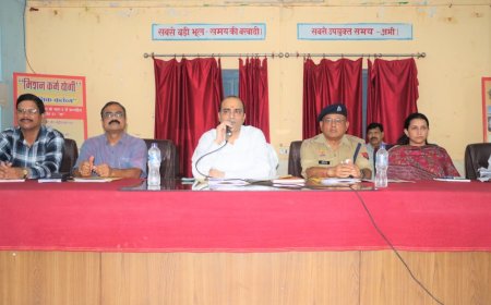 प्रयागराज में आरओ/एआरओ परीक्षा की पारदर्शिता के लिए डीएम ने की समीक्षा बैठक