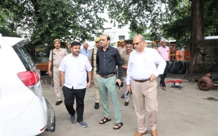 डीएम एवं एडीएम ने किया बस अड्डे के समीप स्थित ऑफिसर्स क्लब का निरीक्षण