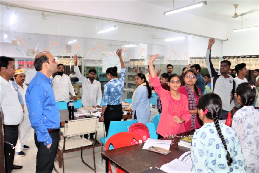 प्रतापगढ़: डीएम का पुस्तकालय निरीक्षण और छात्रों को दी सफलता की राह