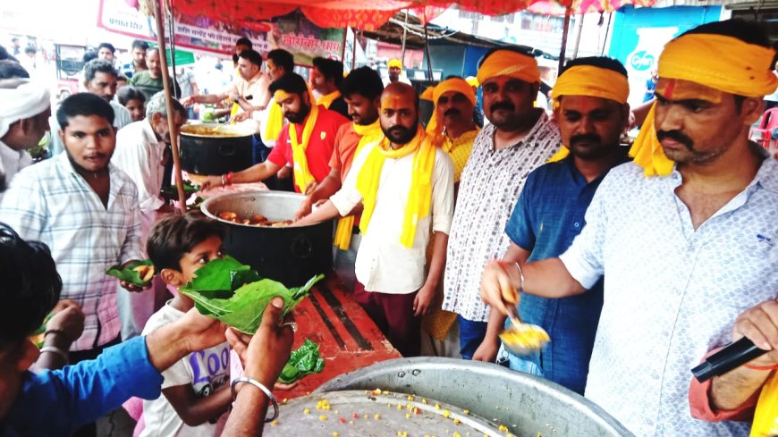 सावन में भक्ति की बयार: प्रतापगढ़ में विशाल भंडारे का आयोजन, कांवड़ियों ने किया प्रसाद ग्रहण