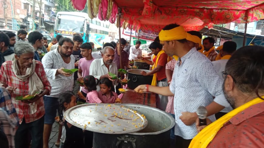 सावन में भक्ति की बयार: प्रतापगढ़ में विशाल भंडारे का आयोजन, कांवड़ियों ने किया प्रसाद ग्रहण