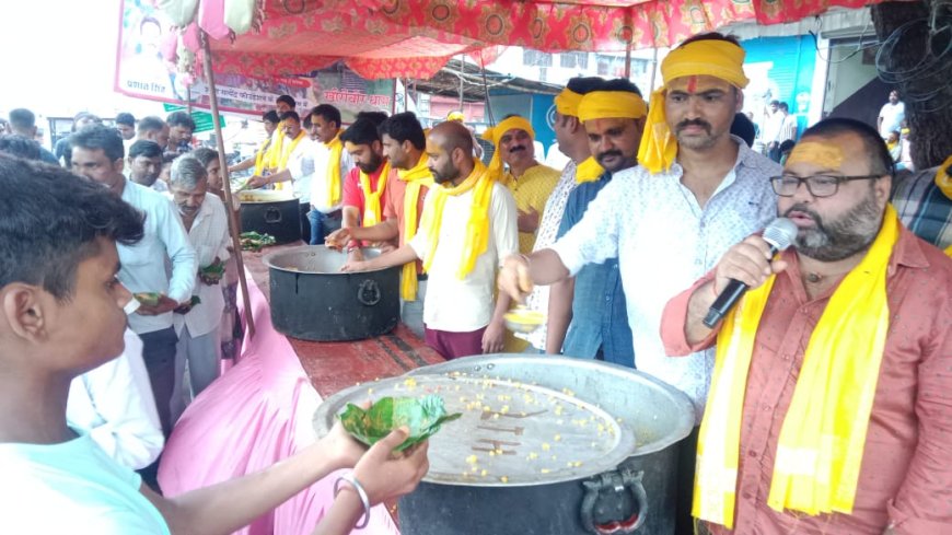सावन में भक्ति की बयार: प्रतापगढ़ में विशाल भंडारे का आयोजन, कांवड़ियों ने किया प्रसाद ग्रहण