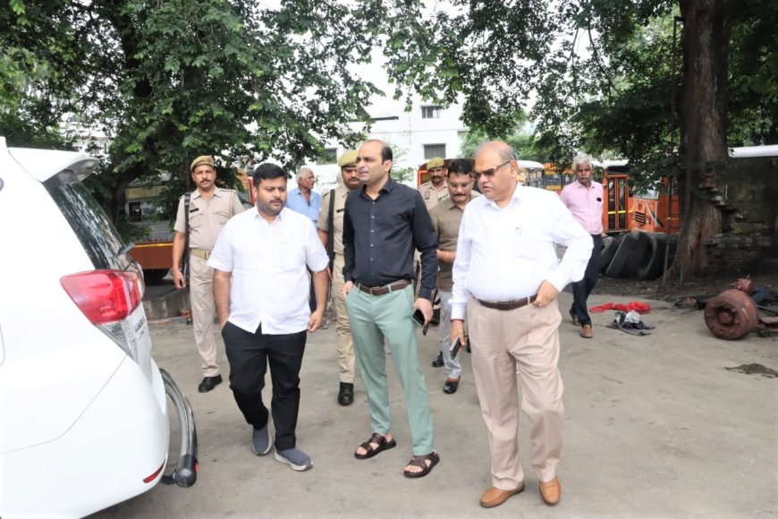 डीएम एवं एडीएम ने किया बस अड्डे के समीप स्थित ऑफिसर्स क्लब का निरीक्षण